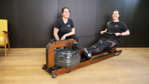 Prowject X: Sonja Graf (li.) und Marina Hunziker (re.) trainieren auf dem Premium-Rudergerät AQUAROWER 700 von Kettler. 